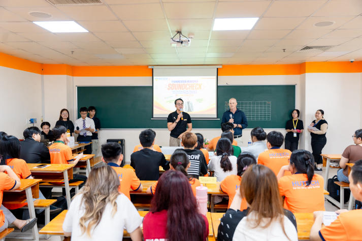 [Ảnh] Ai phát âm chuẩn hơn? Sinh viên Khoa Tiếng Anh sôi nổi chinh phục thử thách ngôn ngữ 11