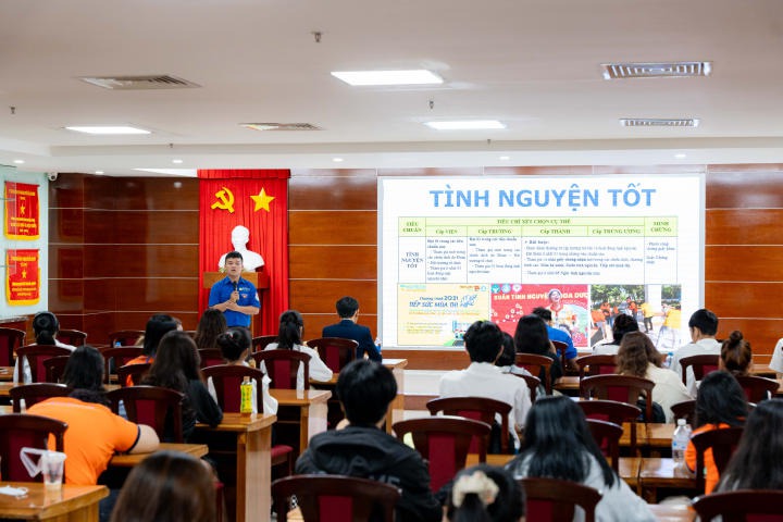 Ban cán sự lớp Khoa Khoa học Xã hội và Quan hệ Công chúng học hỏi nhiều kỹ năng hữu ích qua buổi tập huấn 65