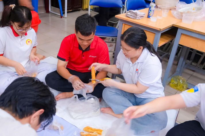 “Bát cháo đêm đông” - Hơi ấm yêu thương từ tuổi trẻ Viện Công nghệ Việt - Nhật HUTECH 34