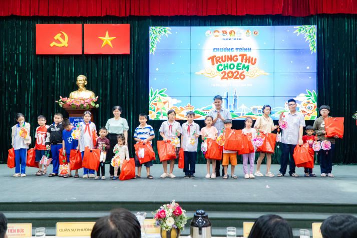 “Ngàn sắc mơ ước” mang Trung thu ấm áp đến hơn 400 thiếu nhi phường Tân Phú 55