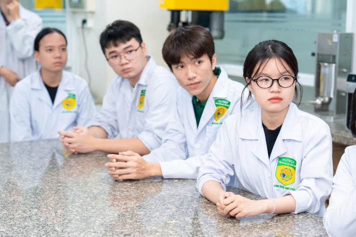 [Video] Sinh viên Công nghệ thực phẩm HUTECH trải nghiệm làm bánh quy gừng, lan tỏa sắc màu Giáng sinh 20