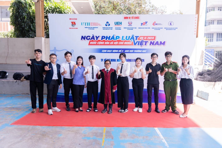 Sinh viên Khoa Luật HUTECH thực hành Phiên tòa giả định tại Ngày hội Pháp luật nước CHXHCN Việt Nam 94