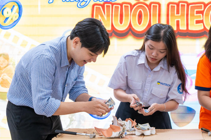 Khoa Tài chính - Thương mại "thu hoạch" heo đất, thu về hơn 11 triệu đồng cho các chiến dịch tình nguyện 75