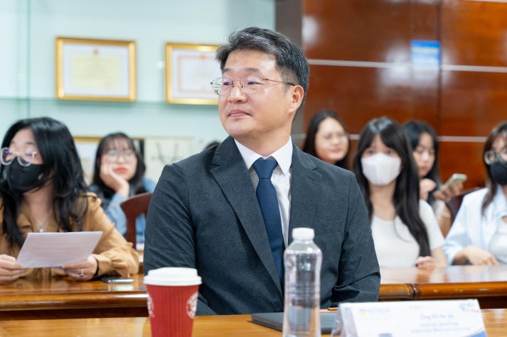 Chuyên gia Hàn Quốc định hướng về thị trường nghề nghiệp cho sinh viên khoa Hàn Quốc học 107