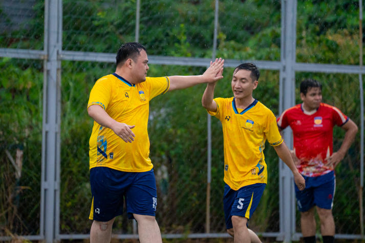 [Hội thao CB-GV-NV HUTECH 2025]: Rực lửa với những cuộc rượt đuổi tỷ số bộ môn Bóng đá nam 64