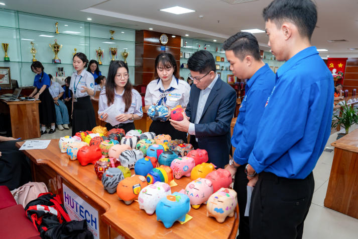 “Khui heo xinh” cùng Khoa Marketing - Kinh doanh quốc tế, thu hơn 21 triệu đồng cho hoạt động cộng đồng 48