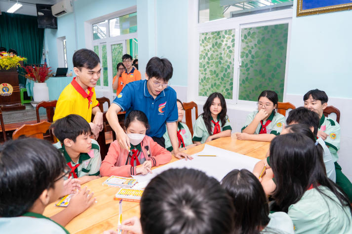 Sinh viên Khoa Tiếng Anh mang trải nghiệm học tập sáng tạo đến học sinh THCS Hà Huy Tập 42