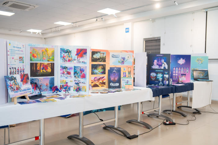 Bứt phá sáng tạo tại buổi trưng bày sản phẩm “Thiết kế dựng hình” của sinh viên Thiết kế đồ họa 11