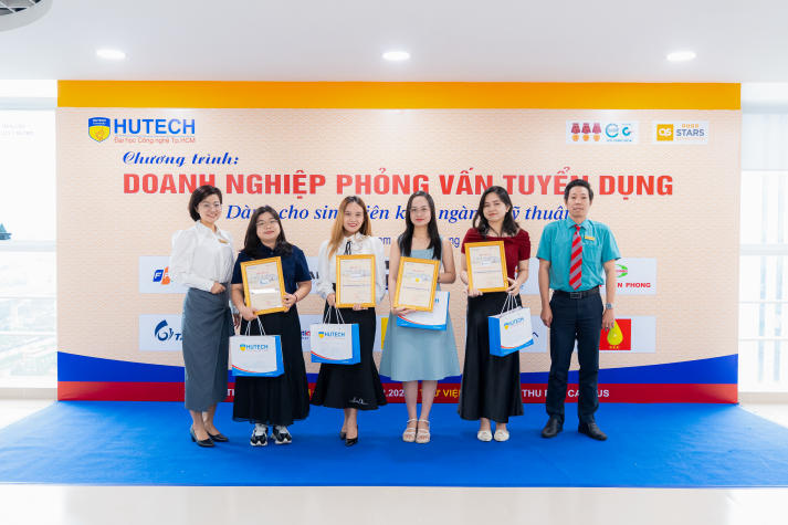 Sinh viên Viện Kỹ thuật tham gia phỏng vấn cùng doanh nghiệp ngay tại HUTECH 49