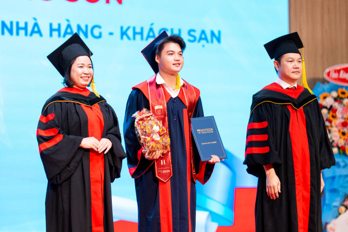 Lễ trao bằng tốt nghiệp HUTECH: Vinh danh nghị lực học tập vượt giới hạn thời gian và tuổi tác 135