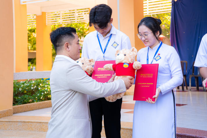 HUTECH Scholarship Tour 2025: HUTECH tiếp tục trao 36 suất học bổng trị giá 25% học phí toàn khóa cho học sinh 03 trường THPT 51