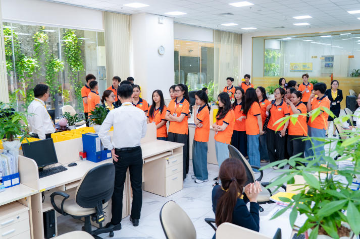 [Ảnh] Sinh viên Marketing - Kinh doanh quốc tế bồi đắp tư duy nghề nghiệp qua chuyến tham quan Nam A Bank 78