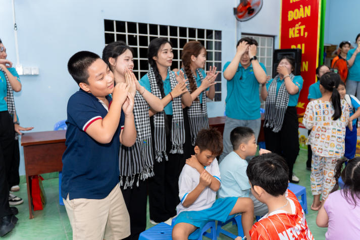 Sinh viên HUTECH mang Trung thu ấm áp đến với thiếu nhi phường An Khánh 40