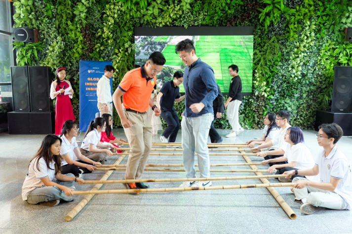 Sinh viên Khoa Tài chính - Thương mại giao lưu văn hóa dân gian cùng bạn bè quốc tế tại Chương trình “Wrap & Clap” 82