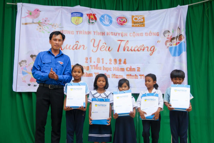 CLB Tình nguyện cộng đồng (CVC) HUTECH mang “Xuân yêu thương” đến các em học sinh tỉnh Bình Thuận 46