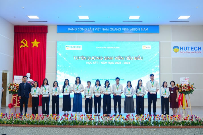 Gần 600 sinh viên tiêu biểu Học kỳ I năm học 2023-2024 của Khoa Quản trị kinh doanh được tuyên dương 98