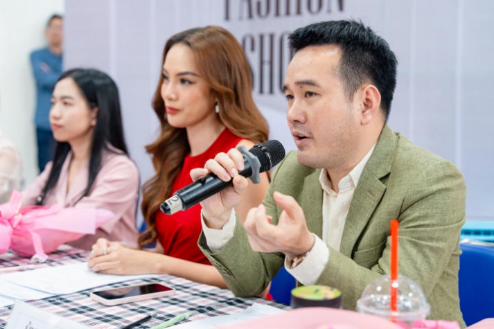 [Video] Đem bọ cánh cứng và người vô gia cư vào đồ án tốt nghiệp, 02 sinh viên ngành Thiết kế thời trang HUTECH “cán đích” thủ khoa và á khoa 150