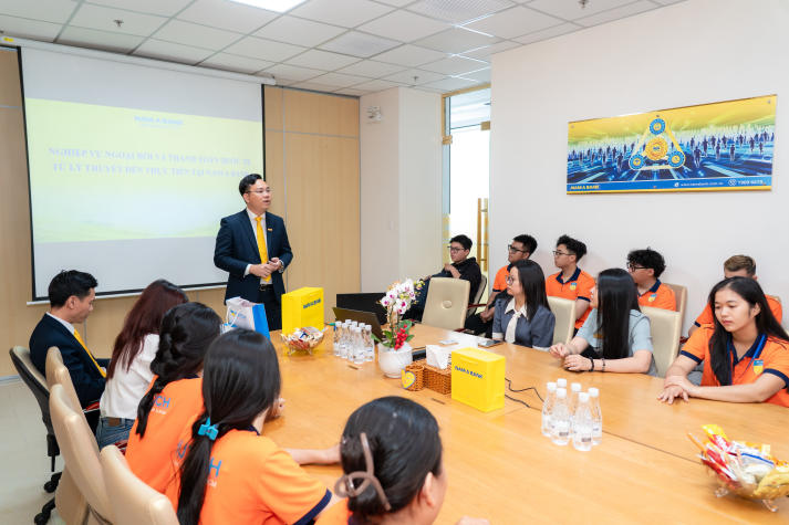 [Ảnh] Sinh viên Marketing - Kinh doanh quốc tế bồi đắp tư duy nghề nghiệp qua chuyến tham quan Nam A Bank 41