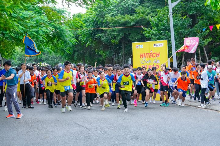 [Giải Thể thao Chào đón Tân sinh viên] Sôi nổi khai mạc và khởi tranh nội dung chạy Việt dã với hơn 1000 vận động viên 121