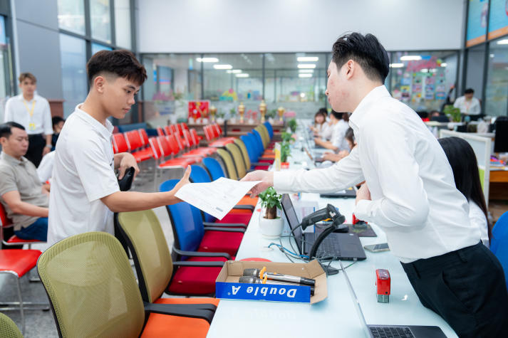 Tân sinh viên HUTECH đến trường nhập học từ sáng sớm 52