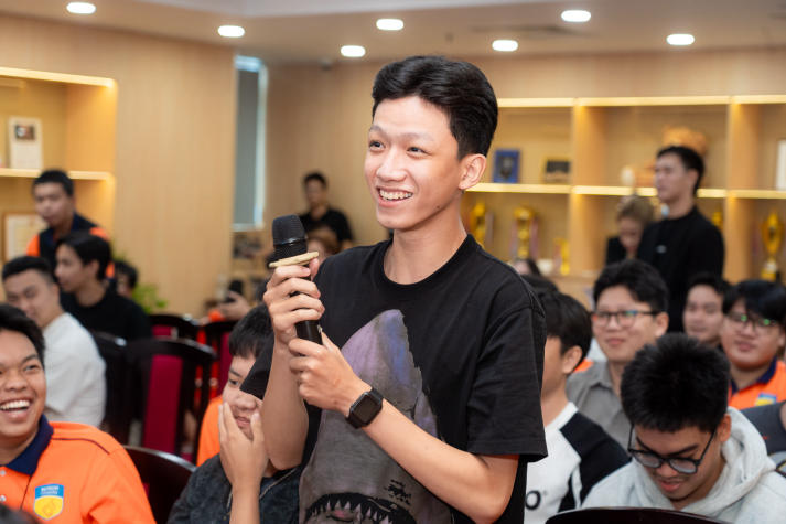 SÔI NỔI CHƯƠNG TRÌNH "UNIVERS TOUR" CÙNG NHỰA TIỀN PHONG 99