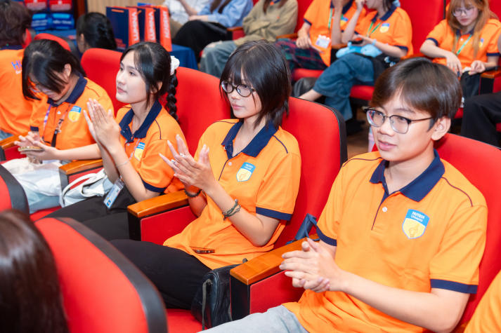 Tân sinh viên Khoa Truyền thông - Thiết kế bắt nhịp hành trình đại học 62