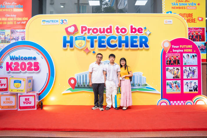 [Video] Đông đảo phụ huynh đồng hành cùng tân sinh viên nhập học tại HUTECH 51