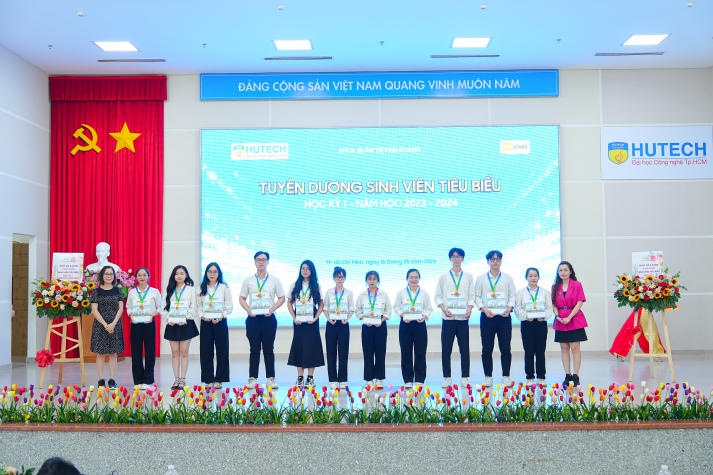 Gần 600 sinh viên tiêu biểu Học kỳ I năm học 2023-2024 của Khoa Quản trị kinh doanh được tuyên dương 91