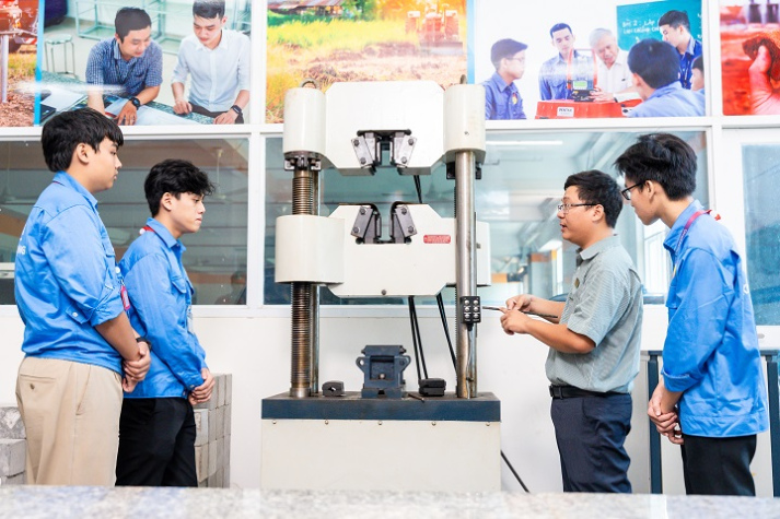 [Video] [HUTECH 30 năm] Một hành trình kiến tạo bản sắc - hội nhập - vươn tầm quốc tế 52