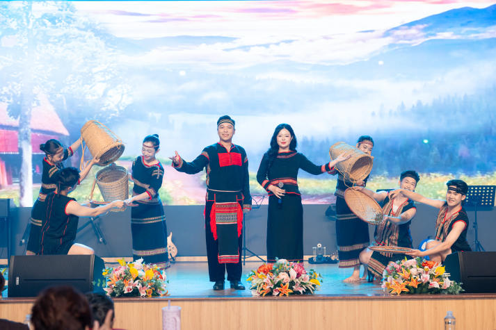 Trình diễn giàu bản sắc, sinh viên Thanh nhạc tỏa sáng trong kỳ thi tốt nghiệp 38