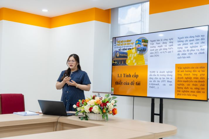 Nhiều lát cắt thực tiễn từ nghiên cứu Quản trị kinh doanh tại buổi bảo vệ luận văn/đề án Thạc sĩ HUTECH 42