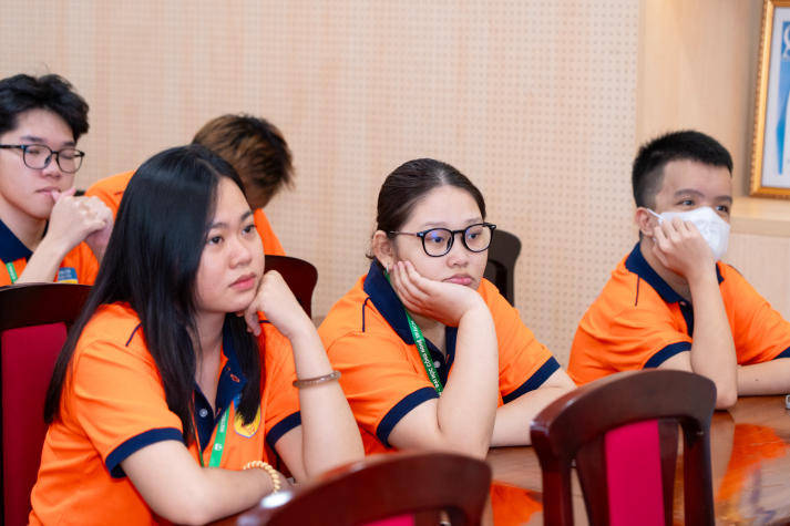 Tân sinh viên Thú y làm quen với những nguyên tắc an toàn trong phòng thí nghiệm 56