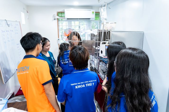 Tân sinh viên Thú y công nghệ số khám phá công nghệ chăn nuôi, mở góc nhìn chăm sóc sức khỏe thú cưng 45
