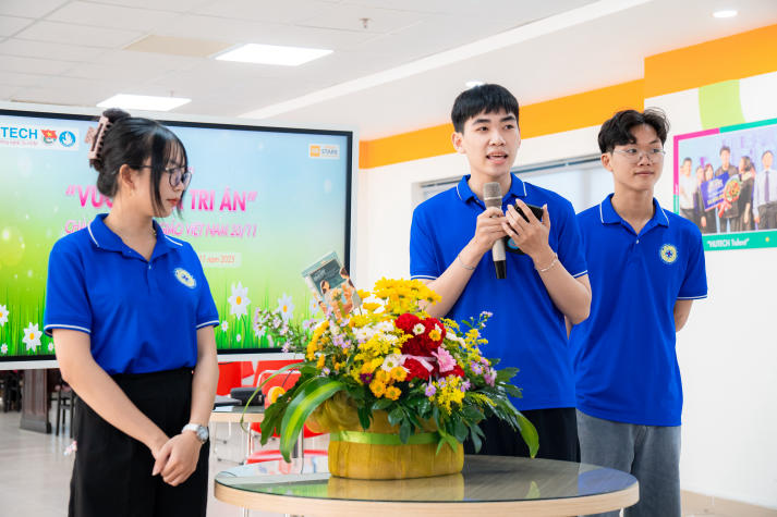 [Ảnh] Khoảnh khắc đẹp tại cuộc thi cắm hoa 20/11: Sinh viên HUTECH gửi trọn yêu thương đến các nhà giáo 60