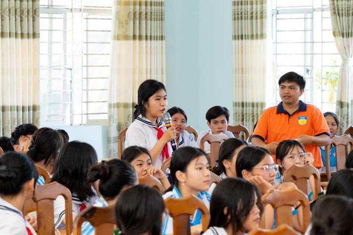 Sinh viên ngành Tâm lý học HUTECH về Cần Thơ trò chuyện cùng teen Trường THCS Thới Long 96