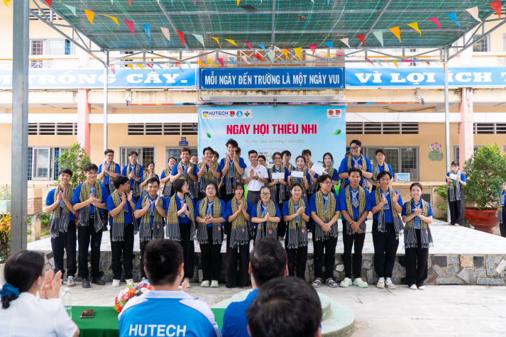 Lãnh đạo HUTECH tiếp sức chiến sĩ Mùa hè xanh 2026 tại Đồng Tháp 68