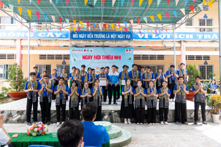 Lãnh đạo HUTECH tiếp sức chiến sĩ Mùa hè xanh 2026 tại Đồng Tháp 60