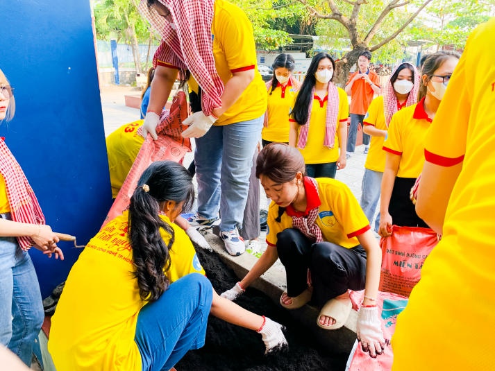 Sinh viên Khoa Luật HUTECH mang yêu thương, sức trẻ giúp đỡ các hoàn cảnh khó khăn tại huyện Nhà Bè 70