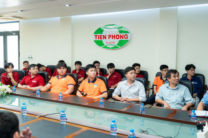 Sinh viên Viện Kỹ thuật khám phá “nhịp đập” sản xuất tại Nhựa Tiền Phong phía Nam 39