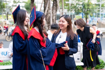 [Video] Tân Cử nhân, Kỹ sư Viện Công nghệ Việt - Nhật HUTECH tốt nghiệp trong niềm hân hoan và xúc động 176