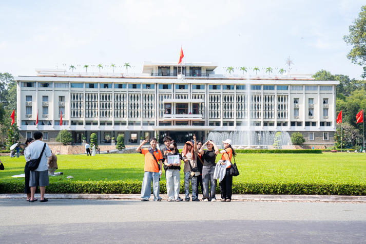 [Ảnh] Sinh viên Khoa Tiếng Anh và hành trình “học trong di sản” giữa lòng thành phố 59