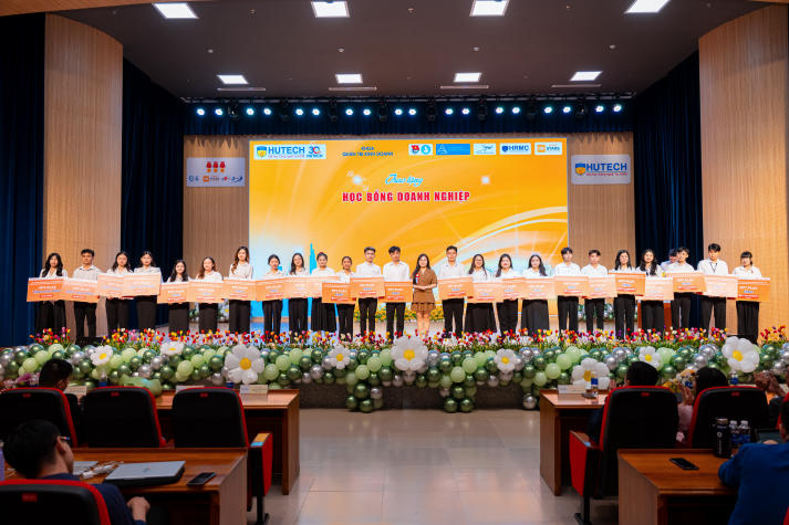 Khoa Quản trị kinh doanh HUTECH: Bứt phá đào tạo và phong trào sinh viên năm học mới 48