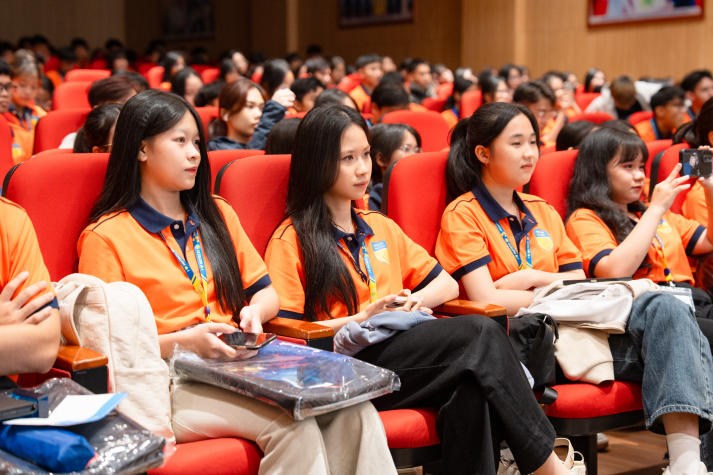 Tân sinh viên Khoa Tài chính - Thương mại khởi đầu hành trình “Sáng tạo - Kết nối - Vươn xa” tại HUTECH 20