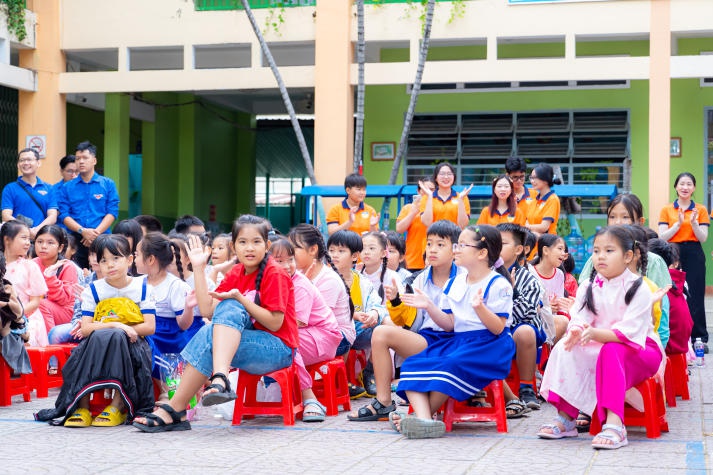 Mang tình xuân đến trẻ nhỏ, Khoa Thú y - Chăn nuôi HUTECH thắp lửa yêu thương 9