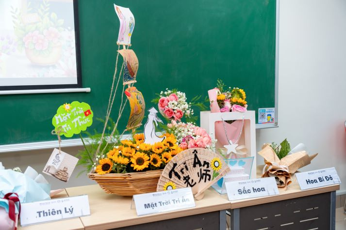 [Ảnh] Tri ân người lái đò: Hoa thay lời cảm mến của sinh viên Trung Quốc học trong ngày Nhà giáo Việt Nam 65