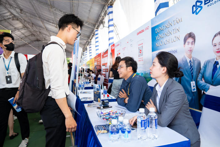 HUTECH-ers gặp chuyên gia, khơi mở bí kíp nghề nghiệp ngay trên giảng đường 127