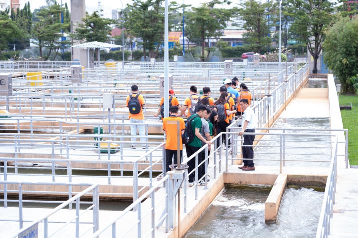 Sinh viên Quản lý tài nguyên và môi trường khám phá công nghệ AI và phát triển bền vững tại Nhà máy nước B.O.O Thủ Đức 61