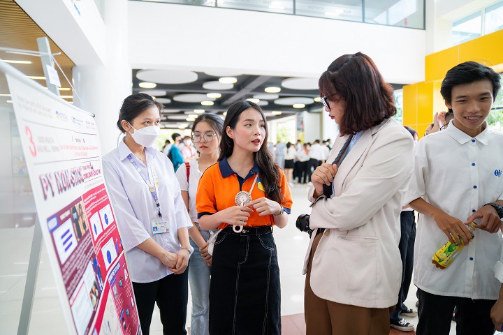 Nhiều giải pháp của sinh viên HUTECH được đánh giá cao tại phiên công bố Poster “Ý tưởng đổi mới sáng tạo 2023” 80