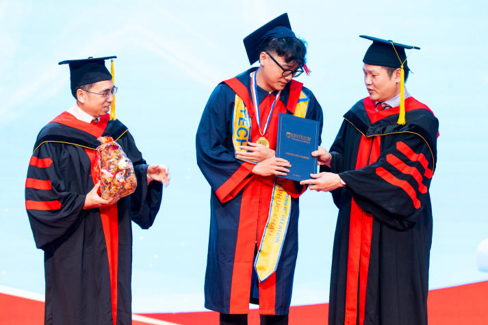 Khép lại hành trình giảng đường, mở ra hành trình trách nhiệm: HUTECH trao bằng tốt nghiệp cho các tân khoa 49