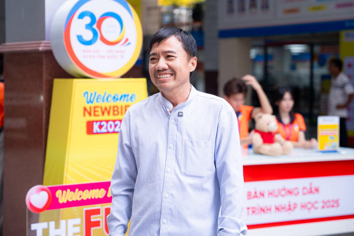 [Video] Đông đảo phụ huynh đồng hành cùng tân sinh viên nhập học tại HUTECH 32